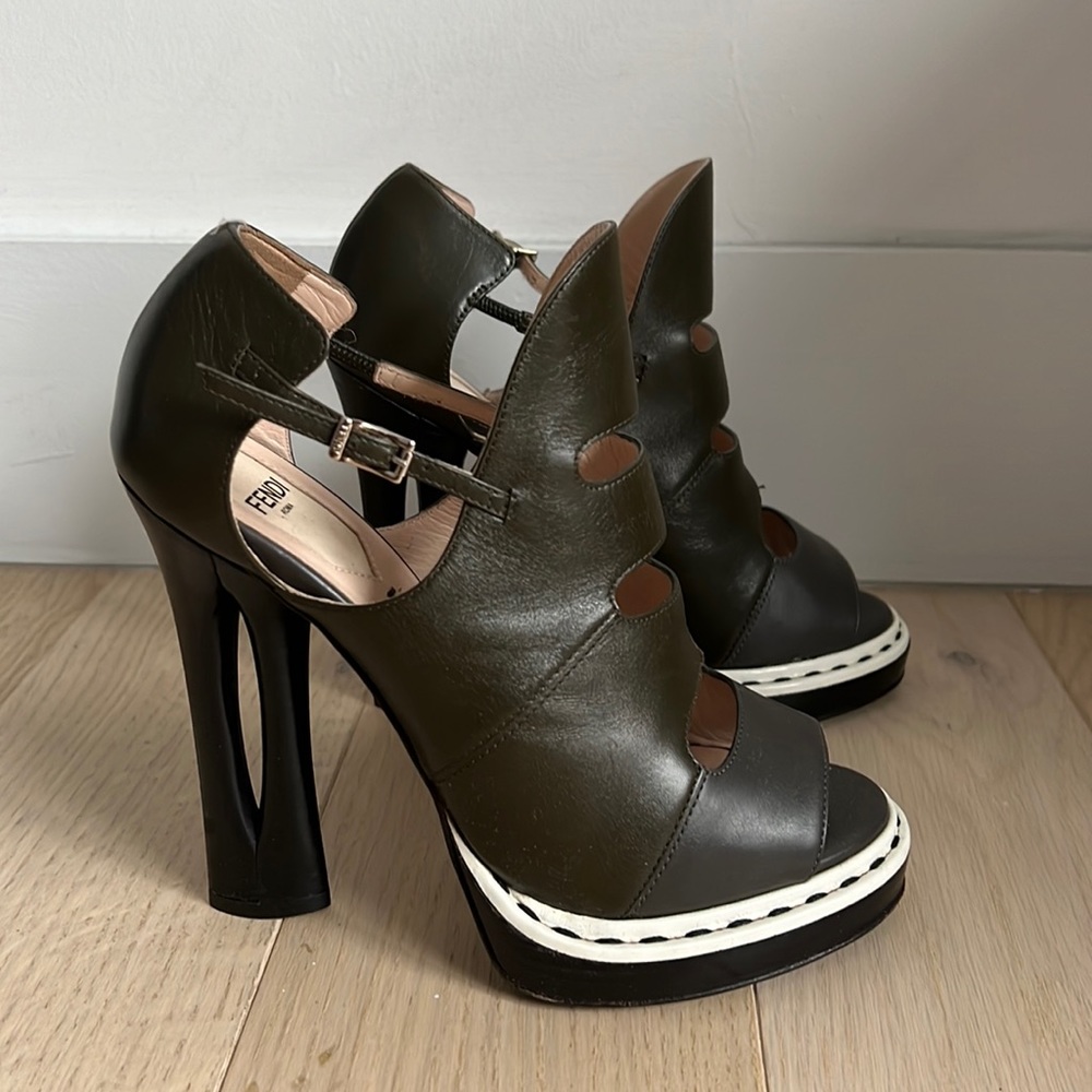 FENDI authentic shoes - size 8